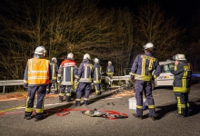 Drei Verletzte bei Frontalzusammenstoß auf der B8