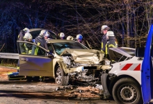 Drei Verletzte bei Frontalzusammenstoß auf der B8