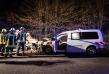 Drei Verletzte bei Frontalzusammenstoß auf der B8