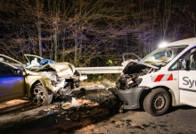 Drei Verletzte bei Frontalzusammenstoß auf der B8