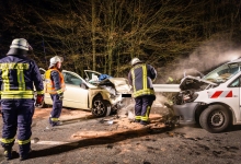 Drei Verletzte bei Frontalzusammenstoß auf der B8