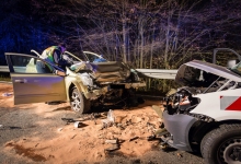 Drei Verletzte bei Frontalzusammenstoß auf der B8
