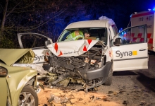 Drei Verletzte bei Frontalzusammenstoß auf der B8