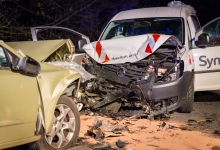 Drei Verletzte bei Frontalzusammenstoß auf der B8